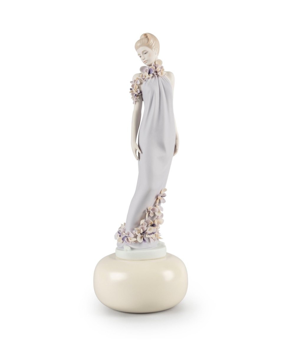 Haute Allure Woman Figurine: Limited Edition Lladró