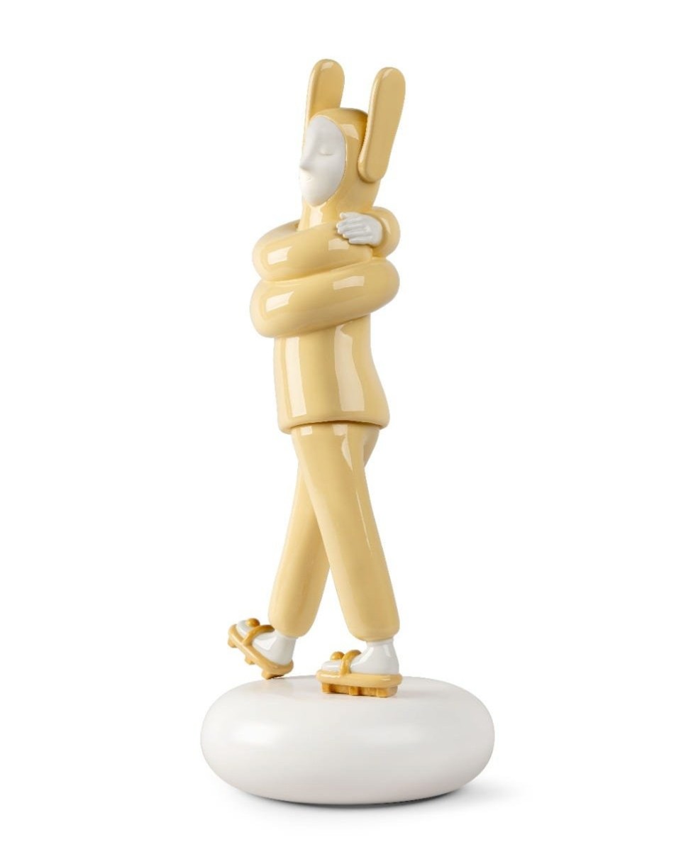 "Lladró Embraced Yellow Sculpture 01009654 - Autocuidado em Porcelan