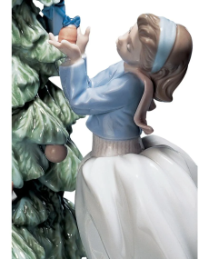 Lladro 01005897 - Фарфор Lladro TRIMMING THE TREE 010 05897