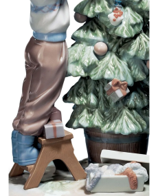 Lladro 01005897 ARREGLANDO EL ARBOL DE NAVIDAD 01005897