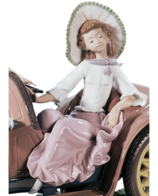 Lladro 01001393 Figurine YOUNG COUPLE WITH CAR