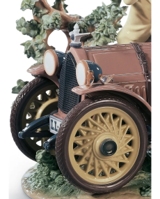 Lladro 01001393 Figurine YOUNG COUPLE WITH CAR