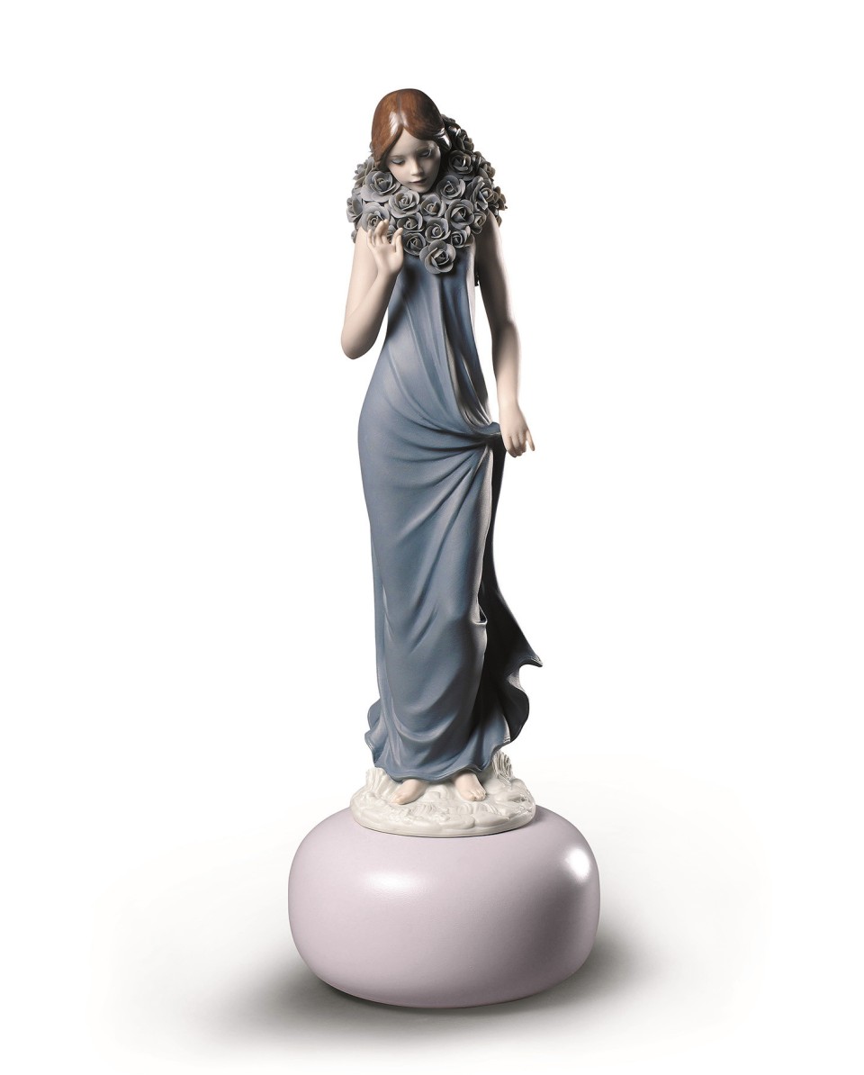 Sophisticated Elegance: Lladró Porcelaine 01009357