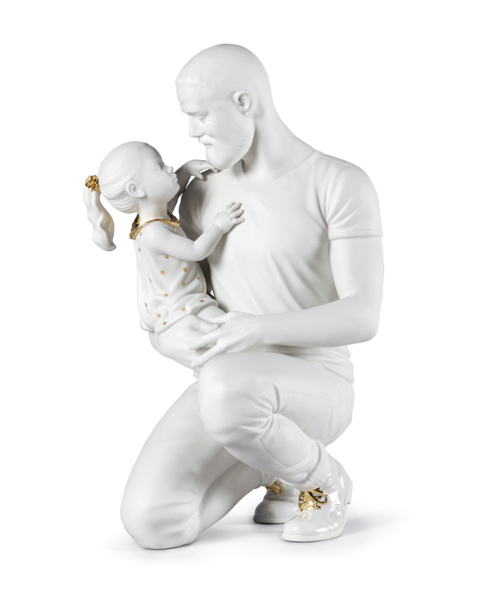 Porcelana Lladró In Daddy's Arms: Elegância em Branco e Ouro