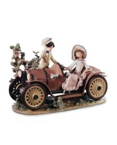 Lladro Young Couple with Car Figurine - TicTacArea