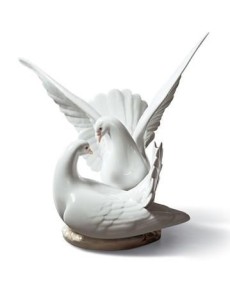 Lladro Love Nest: A delicada escultura que encanta.