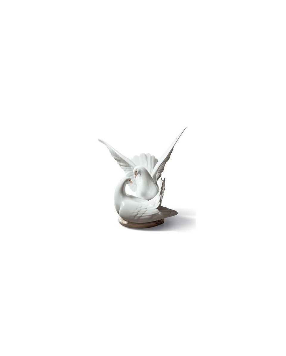 Lladro Love Nest: A delicada escultura que encanta.