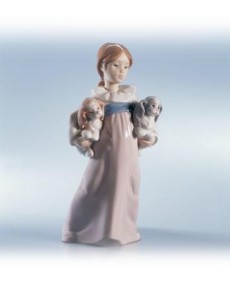 Lladro 01006419 Bimba con Cuccioli: Dolcezza in Porcellana