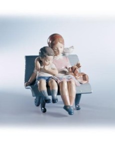 Lladro 01006446: Surrounded by Love Figurine