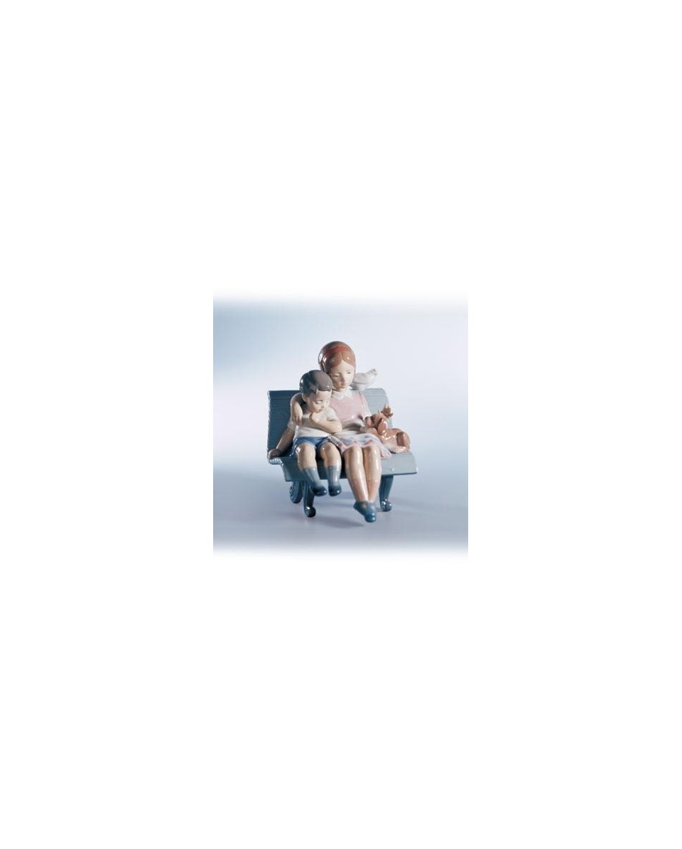 Lladro 01006446: Surrounded by Love Figurine