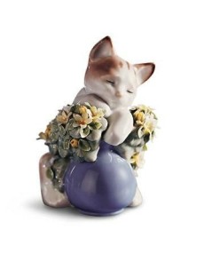 Lladro Dreamy Kitten: A Delicate Porcelain Masterpiece