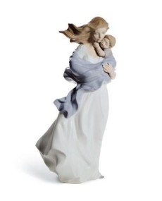 Lladro 01008519: Tenero Abbraccio, Scopri il Fascino